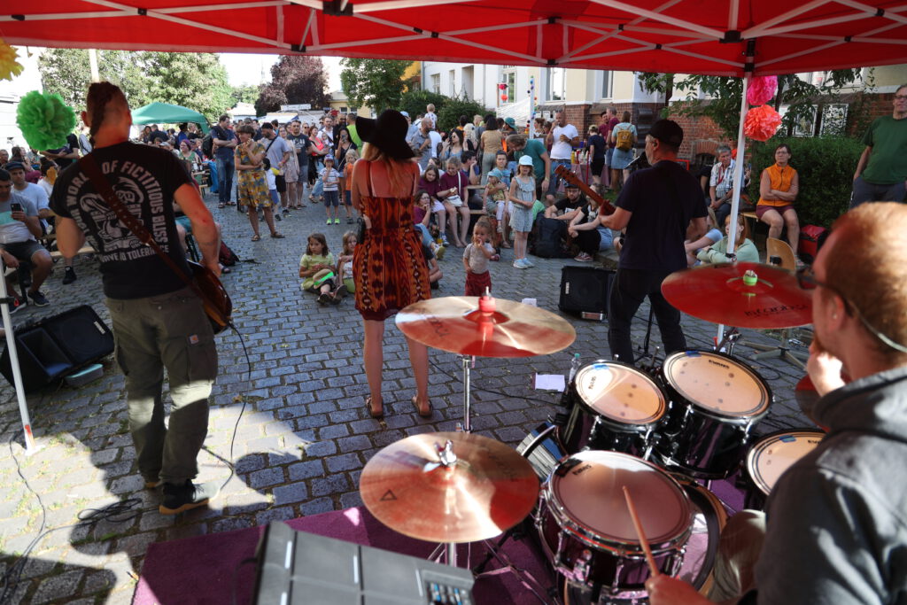 Das BülowSTRASSENMUSIKFestival bringt Musik zurück auf die Straße: offen, kostenfrei und mitten in Leipzig. Am 22. August 2026 spielen fünf Bands und ein Kinderchor – ergänzt durch eine neue, leise Akustikbühne.