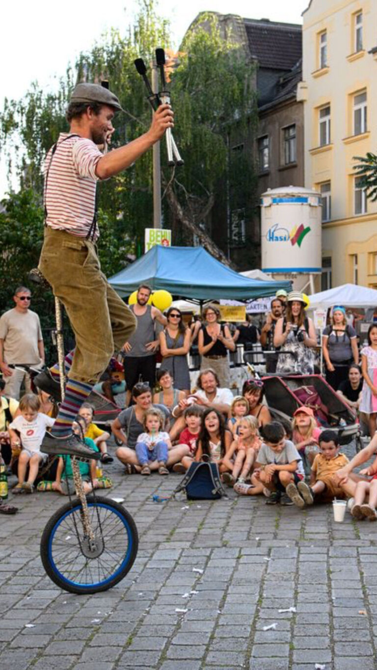 Das BülowSTRASSENMUSIKFestival verwandelt die Bülowstraße in Leipzig erneut in eine offene Bühne für Musik, Begegnung und Nachbarschaft. Am 22. August 2026 spielen fünf Bands, ein Kinderchor und erstmals eine ruhige Akustikbühne für Straßenmusik und Kleinkunst. Keywords: Straßenmusikfestival Leipzig, Bülowstraße Leipzig Event, Open Air Festival Leipzig, Live Musik Sachsen, Nachbarschaftskultur